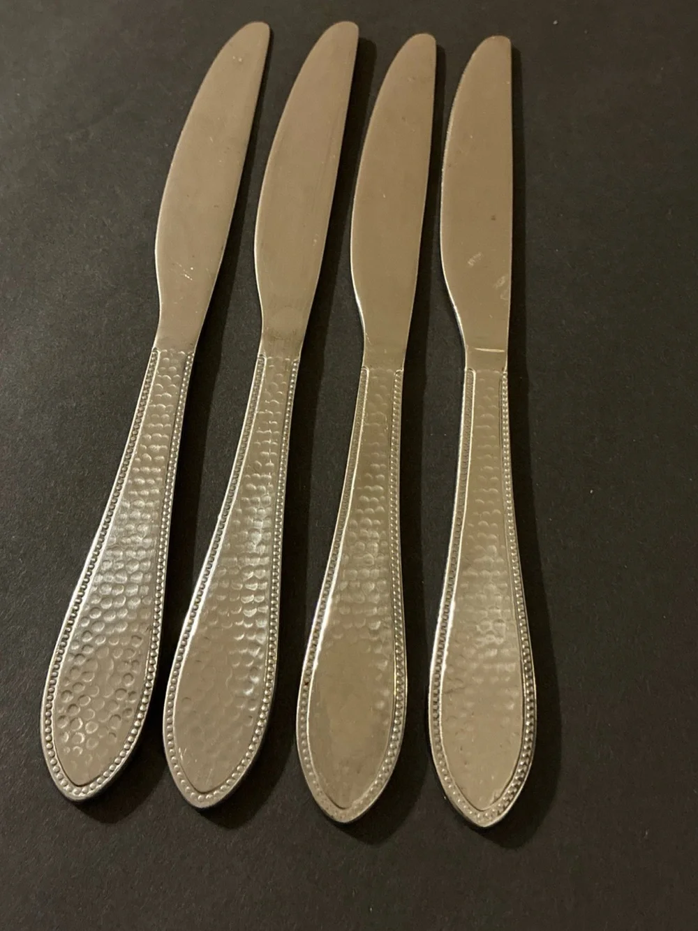 Hammered Glossy Stainless Cambridge Set Of 4 Dinner Knives Silver Tone